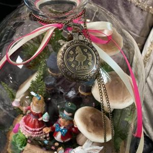 Rozprávkový aranžmán pod skleneným poklopom Alice in Wonderland – Obrázok 4