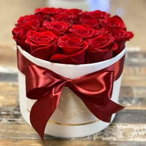 Kvetinový box z červených ruží stredný – Obrázok 3