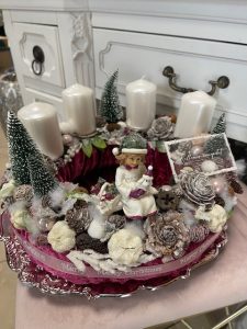 Adventný veniec s dievčaťom cyklámen