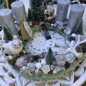 Adventný veniec lesný s medveďom a vtáčikom – Obrázok 3