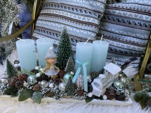 Modrý adventný aranžmán s vláčikom