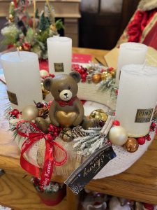 Adventný veniec s mackom /červeno-biely/