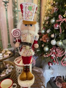 Červený zamatový luskáčik s lízatkou polystyrén /candy nutrcracker red 62cm