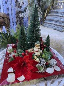 Vianočný aranžmán s dievčatkom červeno-zelený 33x33x32cm