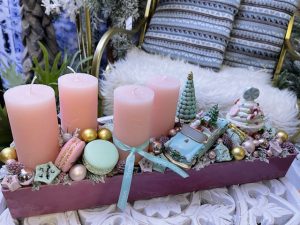 Adventný aranžmán candy s autíčkom Cadillac 41,5x12x16cm