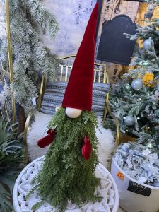 Zimný škriatok v prírodnom prevedení v červenej čiapke 75cm