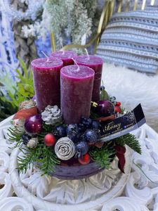 Adventný veniec fialomodrý 23x22cm