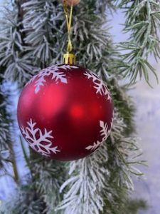 Vianočná guľa červená so snehovými vločkami 8cm