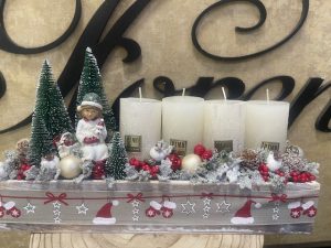 Vianočný adventný aranžmán s dievčatkom 35x10x20cm