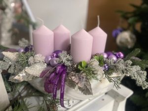 Adventný aranžmán v loďke fialový 55x24x26cm