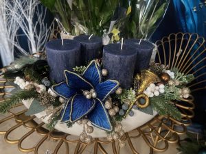 Adventný aranžmán v loďke modrý 50x28x25cm