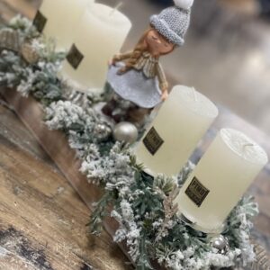 Adventný aranžmán s dievčatkom – Obrázok 3