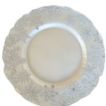 Bielo strieborný sklenený vianočný tanier 33cm