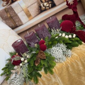 Adventný aranžmán so zamatovým bodovým sobom 65x33x25cm – Obrázok 3