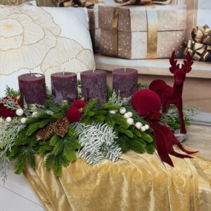 Adventný aranžmán so zamatovým bodovým sobom 65x33x25cm – Obrázok 1
