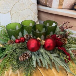 Zeleno-červený adventný aranžmán so sklenenými svietnikmi 65x36x19cm – Obrázok 3