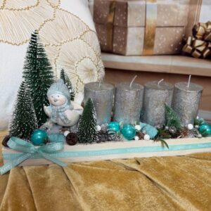 Tyrkysový adventný aranžmán s vtáčikom – Obrázok 1