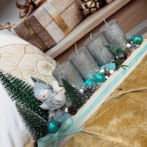 Tyrkysový adventný aranžmán s vtáčikom – Obrázok 2