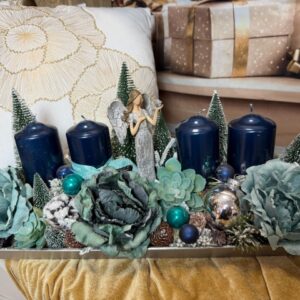 Tyrkysovo-modrý adventný aranžmán s anjelikom 50x21x25cm – Obrázok 4