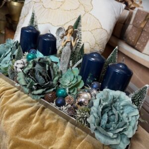 Tyrkysovo-modrý adventný aranžmán s anjelikom 50x21x25cm – Obrázok 1