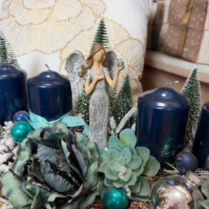 Tyrkysovo-modrý adventný aranžmán s anjelikom 50x21x25cm – Obrázok 2