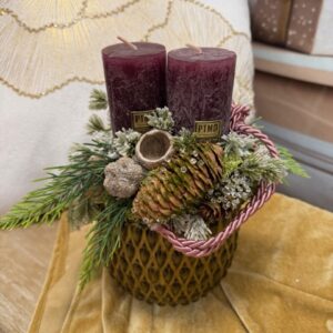 Vianočný aranžmán s bordovými sviečkami 24x26cm – Obrázok 1