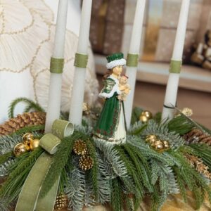 Adventný aranžmán s dievčatkom 45x30x37cm – Obrázok 3