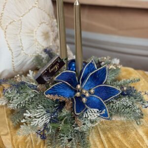 Vianočný aranžmán s modrou vianočnou ružou v tvare hviezdy 38x30cm – Obrázok 1