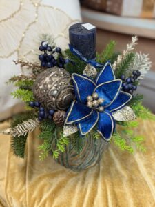 Vianočný aranžmán s modrou vianočnou ružou 24x30cm