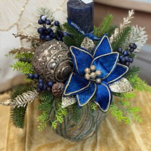 Vianočný aranžmán s modrou vianočnou ružou 24x30cm – Obrázok 1