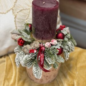 Vianočný aranžmán s bordovou sviečkou 26x22cm