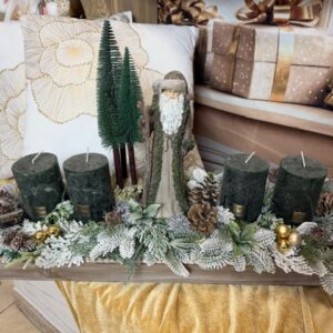 Zelený adventný aranžmán so Santom 64x28x37cm – Obrázok 4
