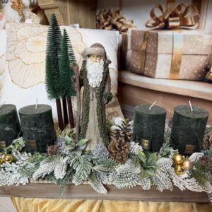 Zelený adventný aranžmán so Santom 64x28x37cm – Obrázok 3