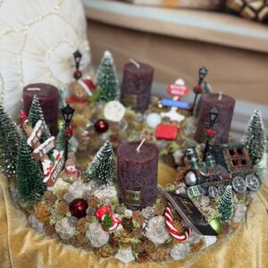 Adventný veniec s mackom a vláčikom 35x18cm – Obrázok 4