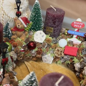 Adventný veniec s mackom a vláčikom 35x18cm – Obrázok 3