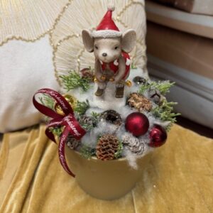 Vianočný aranžmán v zlatom črepníku s myšou 15x27cm – Obrázok 1