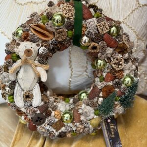 Vianočný veniec na dvere s dreveným mackom 27cm