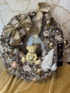 Vianočný veniec na dvere s mackom a zlatou mašľou 28cm