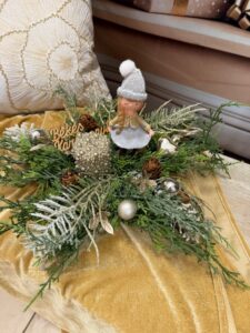 Vianočný aranžmán v tvare hviezdy s dievčatkom 40x22cm