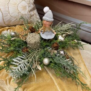 Vianočný aranžmán v tvare hviezdy s dievčatkom 40x22cm – Obrázok 1