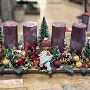 Adventný aranžmán s bordovými sviečkami 48x18x18cm – Obrázok 1