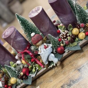 Adventný aranžmán s bordovými sviečkami 48x18x18cm – Obrázok 2