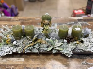 Adventný aranžmán so zelenými sviečkami 48x21x20cm