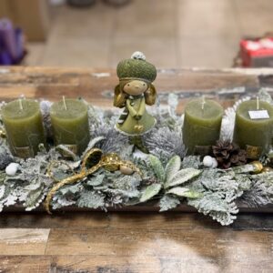 Adventný aranžmán so zelenými sviečkami 48x21x20cm – Obrázok 1