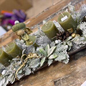 Adventný aranžmán so zelenými sviečkami 48x21x20cm – Obrázok 2