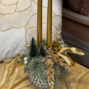 Vianočný aranžmán so zlatými sviečkami 22x42cm – Obrázok 1