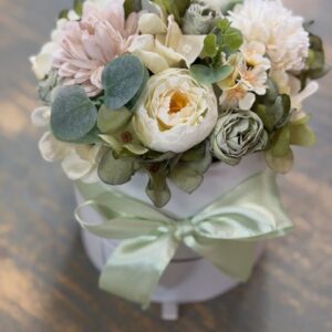 Krémovo-zelený kvetinový box z umelých kvetov 23x22x24cm