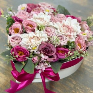 Srdiečkový kvetiný box z umelých kvetov