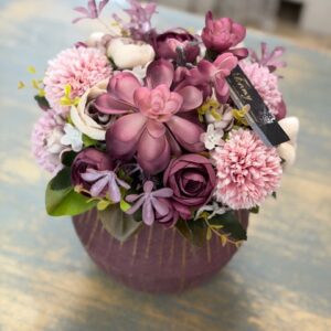 Fialový aranžmán so suculentom 27x24x32cm