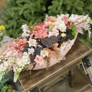 Ružový aranžmán v lodke II. 65x30cm